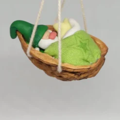 Baumschmuck Walnussschale Schaukelbettchen mit kleinem schlafend Wichtel mit Zipfelmütze und nachtleuchtendem Stern