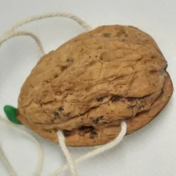 Baumschmuck Walnussschale Schaukelbettchen mit kleinem schlafend Wichtel mit Zipfelmütze und nachtleuchtendem Stern