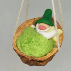 Baumschmuck Walnussschale Schaukelbettchen mit kleinem schlafend Wichtel mit Zipfelmütze und nachtleuchtendem Stern