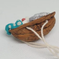 Baumschmuck Walnussschale Schaukelbettchen mit kleinem schlafend Wichtel mit nachtleuchtender Zipfelmütze