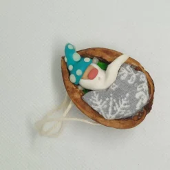 Baumschmuck Walnussschale Schaukelbettchen mit kleinem schlafend Wichtel mit nachtleuchtender Zipfelmütze