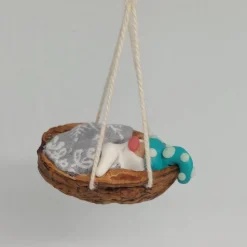 Baumschmuck Walnussschale Schaukelbettchen mit kleinem schlafend Wichtel mit nachtleuchtender Zipfelmütze