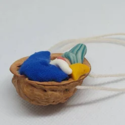 Baumschmuck Walnussschale Schaukelbettchen mit kleinem schlafend Wichtel mit nachtleuchtender Zipfelmütze und Stern