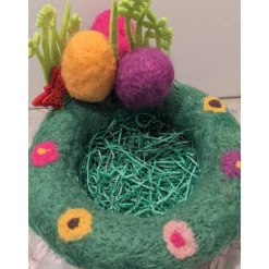Befüllbares Osternest mit bunten Filzeiern, hergestellt mit Nadelfilztechnik