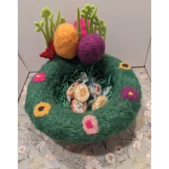 Befüllbares Osternest mit bunten Filzeiern, hergestellt mit Nadelfilztechnik