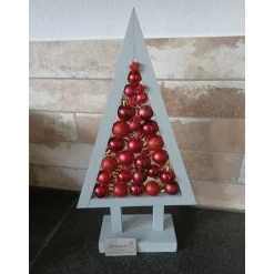 beleuchteter Weihnachtsbaum mit Kugeln_rot
