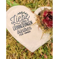 Bepflanztes Herz aus Beton mit Schriftzug Grabschmuck Trauer Grabgesteck Grabherz