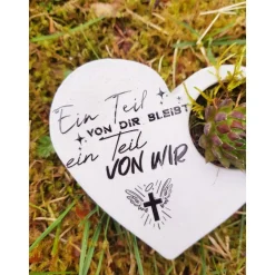 Bepflanztes Herz aus Beton mit Schriftzug Grabschmuck Trauer Grabgesteck Grabherz