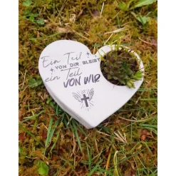 Bepflanztes Herz aus Beton mit Schriftzug Grabschmuck Trauer Grabgesteck Grabherz