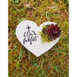 Bepflanztes Herz aus Beton mit Schriftzug Grabschmuck Trauer Grabgesteck Grabherz