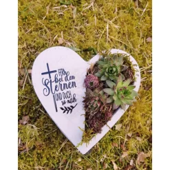 Bepflanztes Herz aus Beton mit Schriftzug Grabschmuck Trauer Grabgesteck Grabherz Personalisierbar