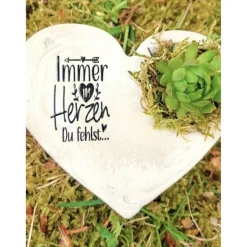 Bepflanztes Herz aus Beton mit Schriftzug Grabschmuck Trauer Grabgesteck Grabherz