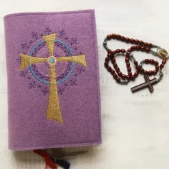 Bestickte Gotteslobhülle aus Filz *Kreuz mit Ornamente *individuell angefertigt