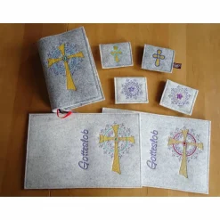Bestickte Gotteslobhülle aus Filz *Kreuz mit Ornamente *individuell angefertigt