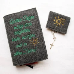 Bestickte Gotteslobhülle aus Filz *Spruch 
