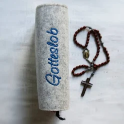 Bestickte Gotteslobhülle aus Filz *Rosenkranz *individuell angefertigt