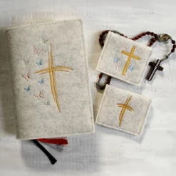 Bestickte Gotteslobhülle aus Filz *Kreuz mit Schmetterlinge *individuell angefertigt