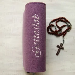 Bestickte Gotteslobhülle aus fliederfarbigem Filz mit goldenem Kelch *sofort versandfertig