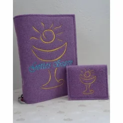 Bestickte Gotteslobhülle aus fliederfarbigem Filz mit goldenem Kelch *sofort versandfertig