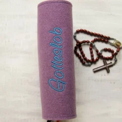 Bestickte Gotteslobhülle aus fliederfarbigem Filz mit goldenem Kreuz mit Ornamenten *sofort versandfertig