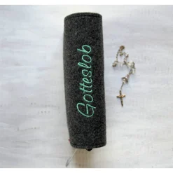 Bestickte Gotteslobhülle aus anthrazitfarbigem Filz mit Fischen in Blautönen *sofort versandfertig