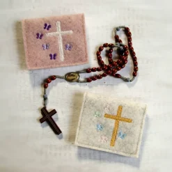 Bestickte Rosenkranztasche aus Filz *Kreuz mit Schmetterlinge *individuell angefertigt
