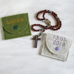 Bestickte Rosenkranztasche aus Filz *Motiv Kreuz mit Regenbogensterne *individuell angefertigt