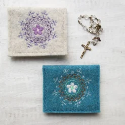 Bestickte Rosenkranztasche aus Filz *Motiv Blume mit Ornamenten *individuell angefertigt