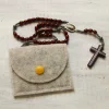 Bestickte Rosenkranztasche aus hellgrauem Filz mit goldenem fliegenden Engel *sofort versandfertig