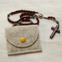 Bestickte Rosenkranztasche aus hellgrauem Filz mit goldenem fliegenden Engel *sofort versandfertig