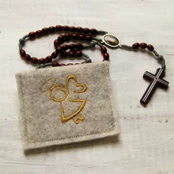 Bestickte Rosenkranztasche aus hellgrauem Filz mit goldenem fliegenden Engel *sofort versandfertig