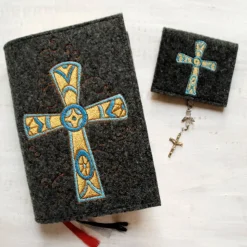 Bestickte Rosenkranztasche aus Filz *Motiv Kreuz unterteilt *individuell angefertigt