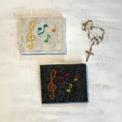Bestickte Rosenkranztasche aus Filz *Motiv Notenschlüssel und Noten *individuell angefertigt