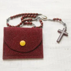 Bestickte Rosenkranztasche aus weinrotem Filz mit Kreuz in weiß mit goldener Umrandung *sofort versandfertig