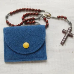 Bestickte Rosenkranztasche aus blauem Filz mit goldenem Spruch "Gott beschütze dich" *sofort versandfertig
