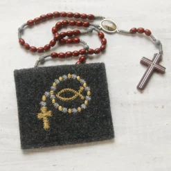 Bestickte Rosenkranztasche aus anthrazitfarbigem Filz mit Rosenkranz in gold und silber *sofort versandfertig