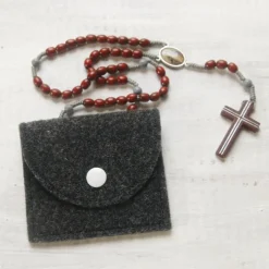 Bestickte Rosenkranztasche aus anthrazitfarbigem Filz mit Rosenkranz in gold und silber *sofort versandfertig