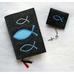 Bestickte Rosenkranztasche aus anthrazitfarbigem Filz mit blauem Fisch *sofort versandfertig