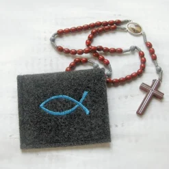 Bestickte Rosenkranztasche aus anthrazitfarbigem Filz mit blauem Fisch *sofort versandfertig