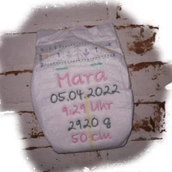 Bestickte Windel mit Namen