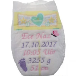 Bestickte Windel mit Namen