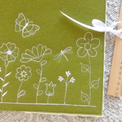 bestickte Zeugnismappe personalisiert aus Filz – Geschenk zum Schulanfang für Mädchen