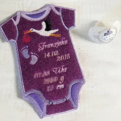 Bestickter Deko-Babybody aus Filz mit Geburtsdaten *individuell angefertigt