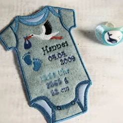 Bestickter Deko-Babybody aus Filz mit Geburtsdaten *individuell angefertigt