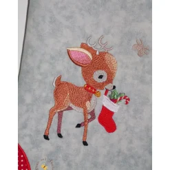 Bestickter grauer Nikolausstiefel Stickmotiv Reh personalisierter Weihnachtsstiefel mit Namen flauschige Krempe