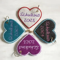 Bestickter Herz-Schlüsselanhänger aus Filz "Schulkind mit Jahr" *Farben individuell wählbar