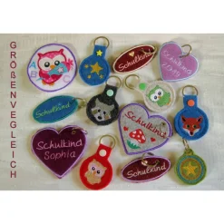 Bestickter Herz-Schlüsselanhänger aus Filz "Schulkind" mit Pilz *Farben frei wählbar