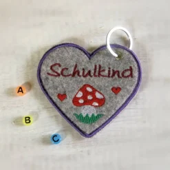Bestickter Herz-Schlüsselanhänger aus Filz "Schulkind" mit Pilz *Farben frei wählbar