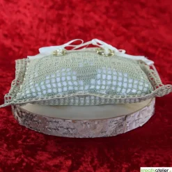 Bezauberndes gehäkeltes Ringkissen in Lindgrün-Creme mit eleganten Satinschleifen - perfekt für romantische Hochzeiten