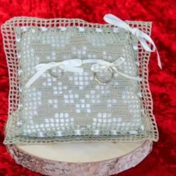 Bezauberndes gehäkeltes Ringkissen in Lindgrün-Creme mit eleganten Satinschleifen - perfekt für romantische Hochzeiten